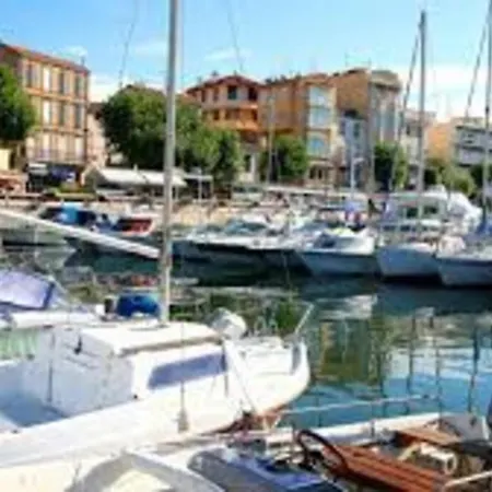 Joli Port Azur Climatise A Golfe -juan En Front De شقة فالوريس